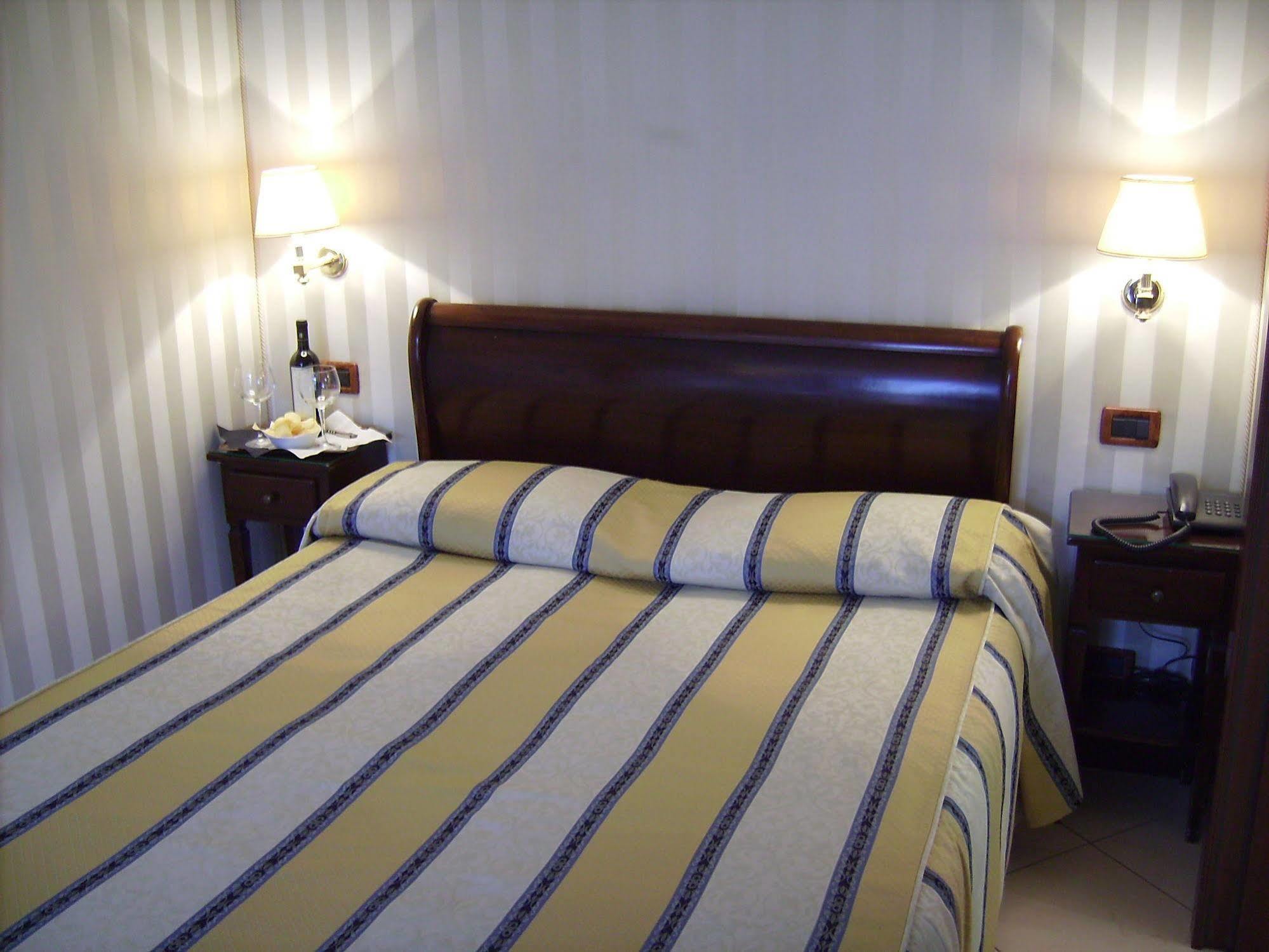 Hotel Hesperia Венеция Экстерьер фото